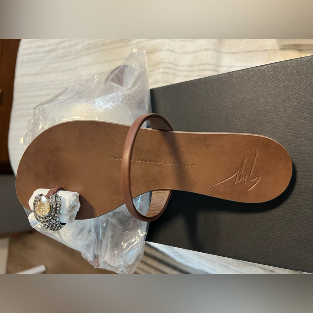 New in box Giuseppe ZANOTTI luxury toe ring sandals Sz 5